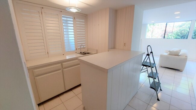 Building Photo - 2420 Torrey Pines Rd