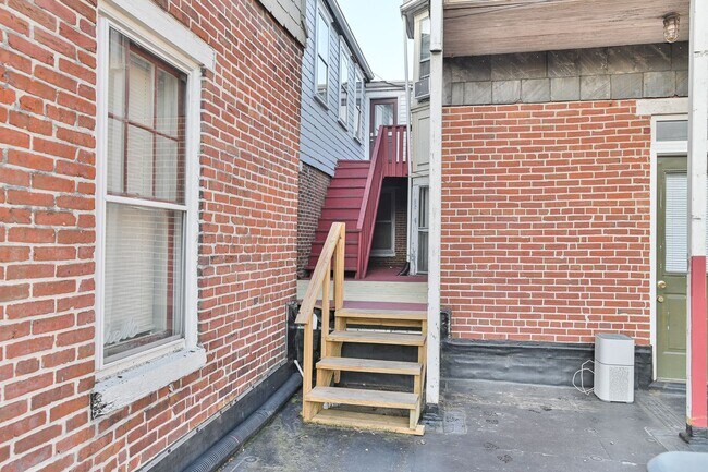 Building Photo - 1003 N 3rd St