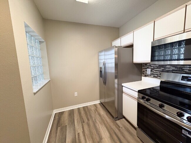 Building Photo - Spacious renovated 3-Bed, 2-Bath in VOB Riverview