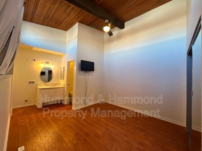 Building Photo - 5460 White Oak Ave