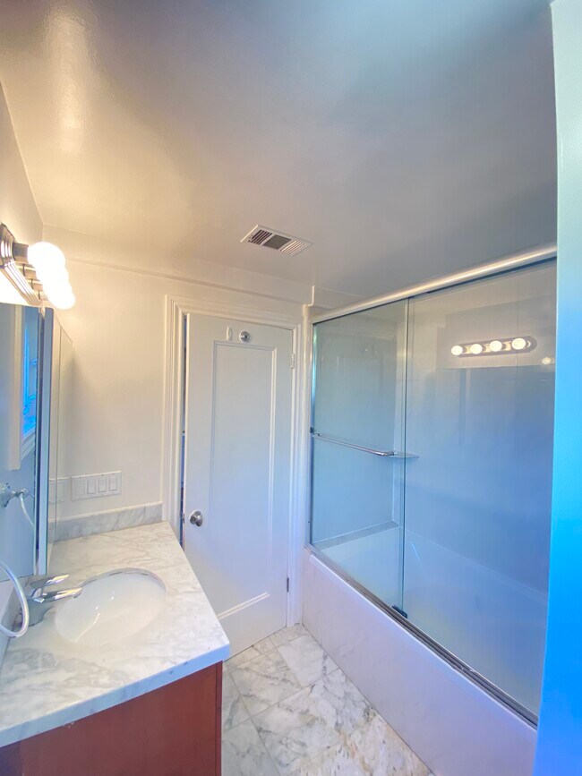 Modernized bathroom - 970 Holloway Ave