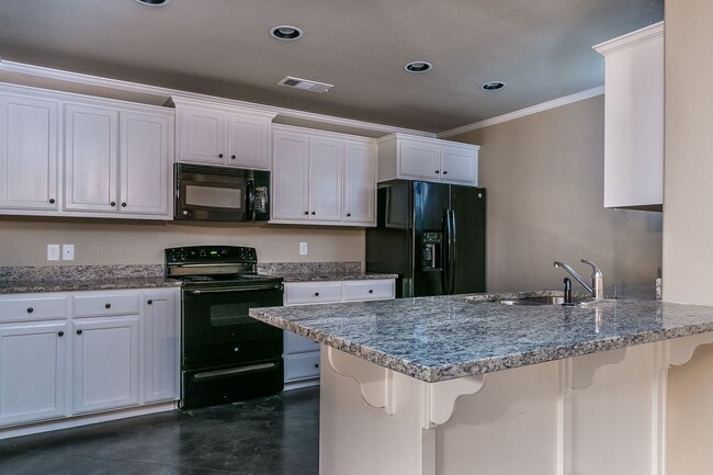 Building Photo - Three bedroom townhome in Tradewinds