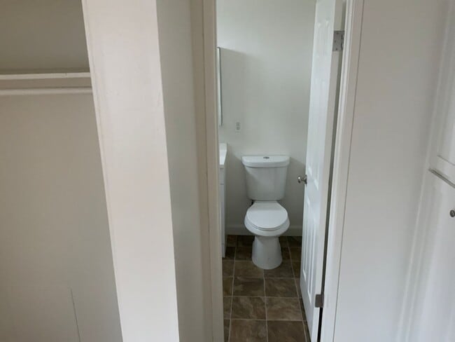 Building Photo - Stunning 1 Bedroom