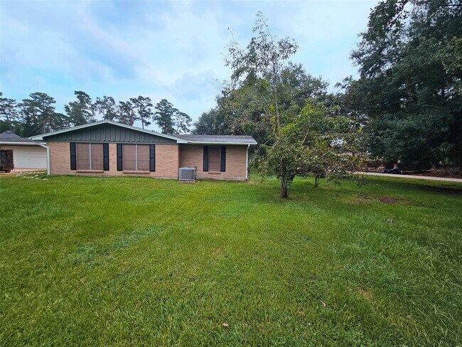 Building Photo - 2015 Silver Leaf Dr