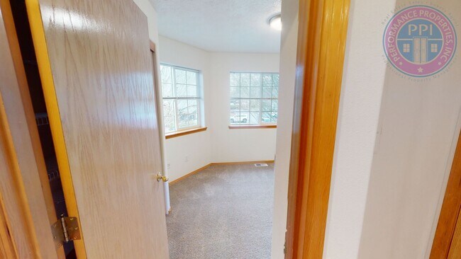 Building Photo - Beautiful Village Townhome!! Double Garage- Great Sunnyside Location!! Pet Friendly Princeton Vil...