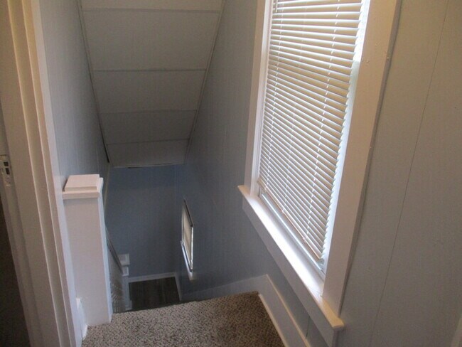 Building Photo - COMING SOON!  Updated 4 Bed 1.5 Bath Middl...