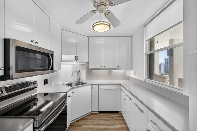 Building Photo - 134 Lakeshore Dr