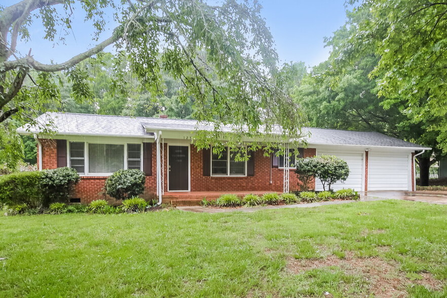 Primary Photo - 125 Pinevale Dr