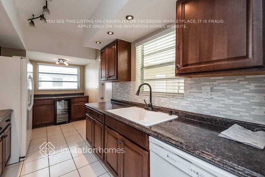 Building Photo - 206 S 57th Way