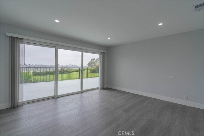 Building Photo - 633 Vista Bonita