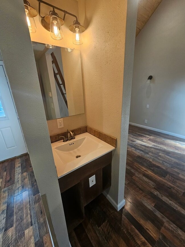 Building Photo - Must See 2 BED/1.75 Bath Home Available 10...