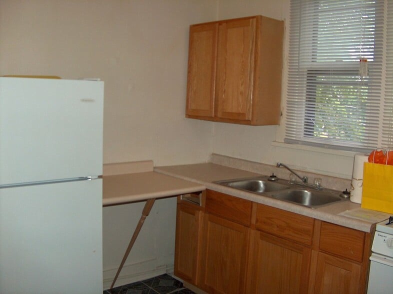 Building Photo - 212 Tinkler St