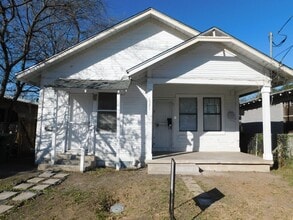 Building Photo - Cozy & Convenient Living in San Antonio’s East Side