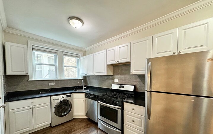 Building Photo - 3825 N Greenview Ave