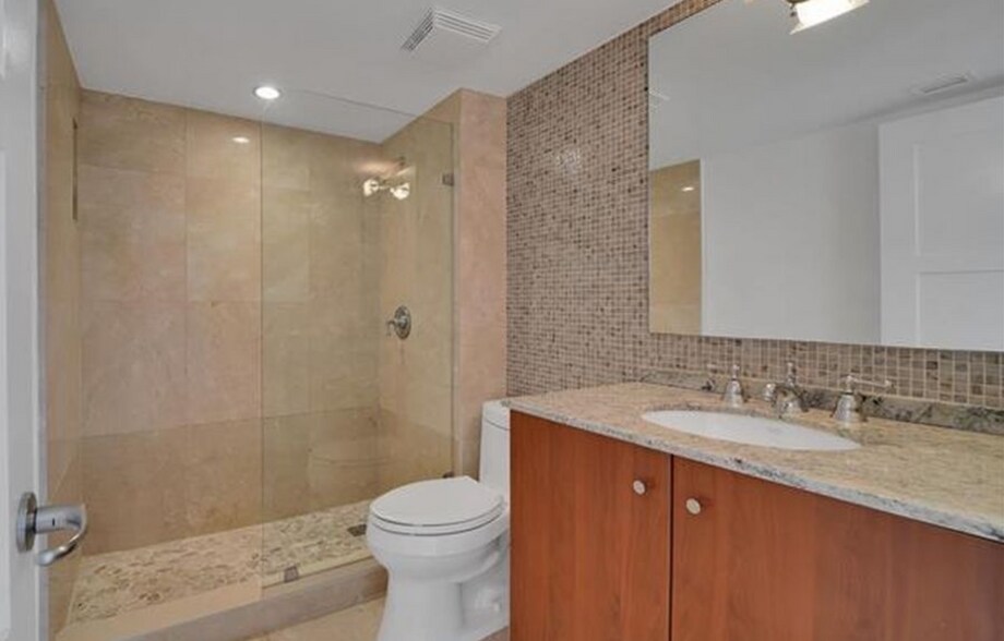 Building Photo - 400 S Pointe Dr