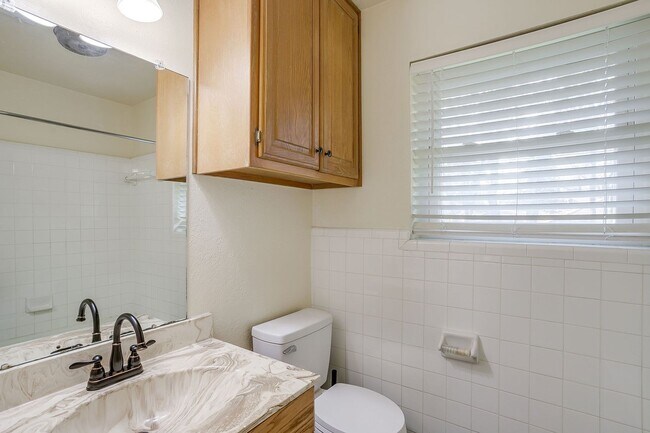Building Photo - Amazing 4 Bedroom 2, Bath Home in Desirabl...