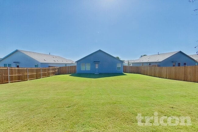 Building Photo - 1604 Parlier St