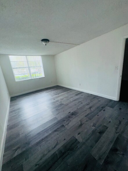 Building Photo - 484 NW 165th St