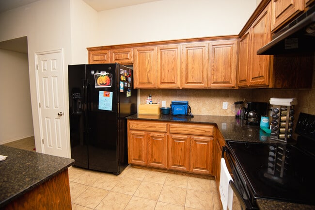 Building Photo - 912 S Linford Dr