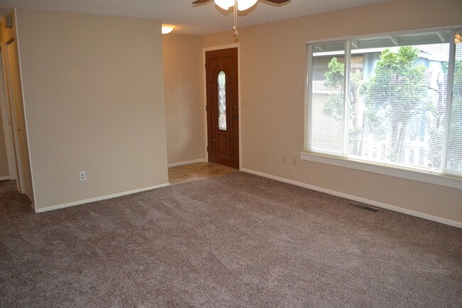 Building Photo - Beautiful Home w/Fenced Yard, Garage Is Minutes Away from Nike, Intel & MORE!