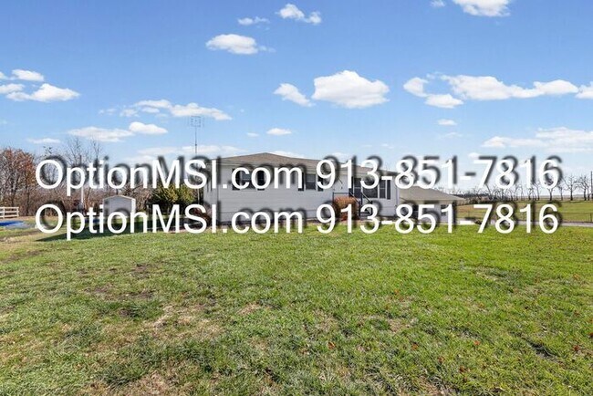 Building Photo - Country Charm Just Minutes From Lawrence!