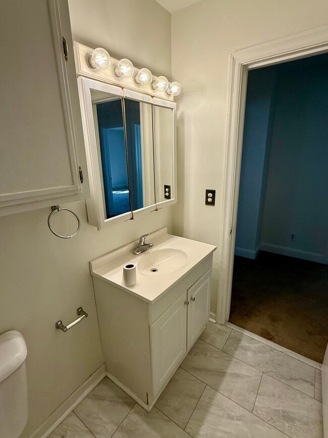 Building Photo - Three bedroom, 1.5 bath house in Burlington