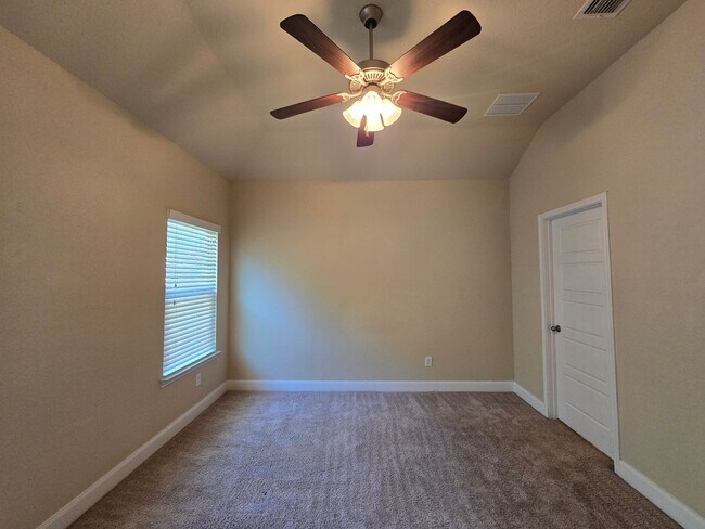 Building Photo - Walk to Historic Gruene! Fridge Included /...