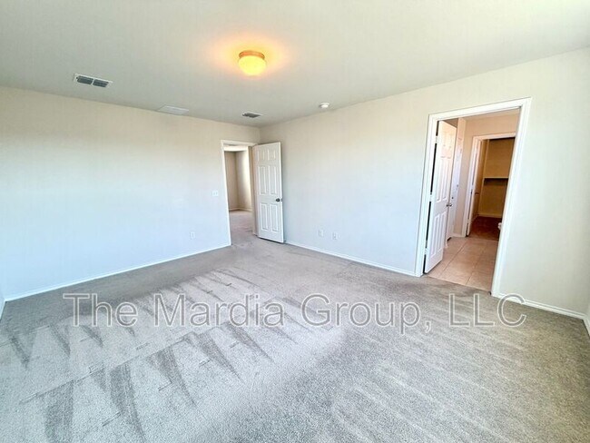 Building Photo - 2006 Hummingbird St