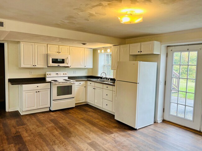 Building Photo - Large home in convent Blacksburg location