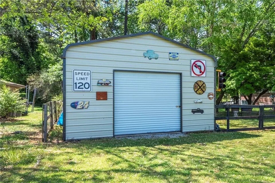 Building Photo - Room in House on Morgan Rd