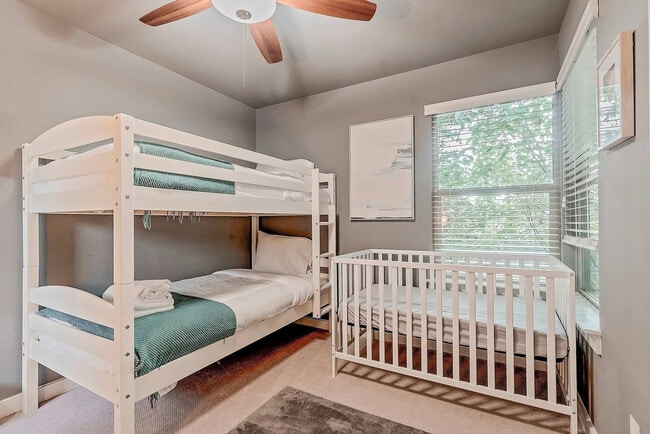 Building Photo - 2002 Rosewood Ave