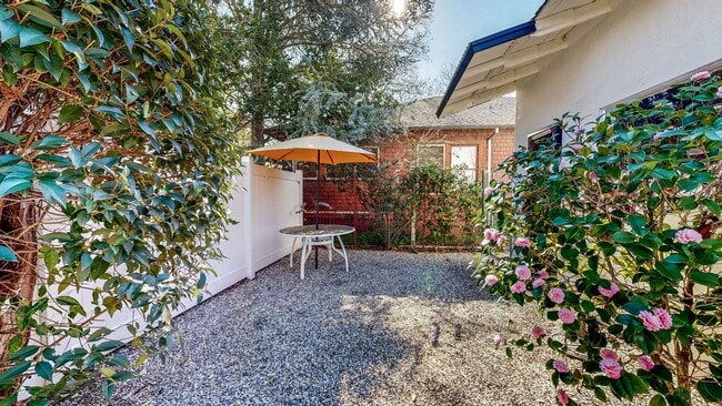 Building Photo - Delightful 2 Bedroom 1 Bath Unit with 1 Car Garage