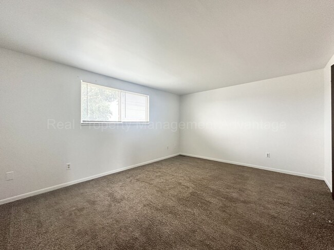 Building Photo - Renovated and Super Clean 2 Bed/1.5 Bath C...