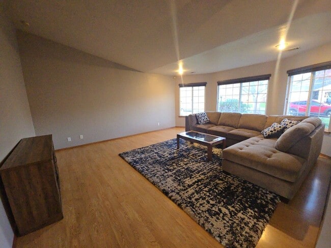 Building Photo - Pet friendly! 3DB/2BA Fortuna home on quiet road!