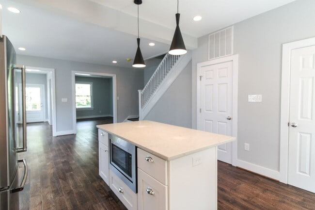 Building Photo - Gorgeous Brookland Townhouse | 4200 sqft 6 Bd 3.5 bth | Yard | 3 Porches