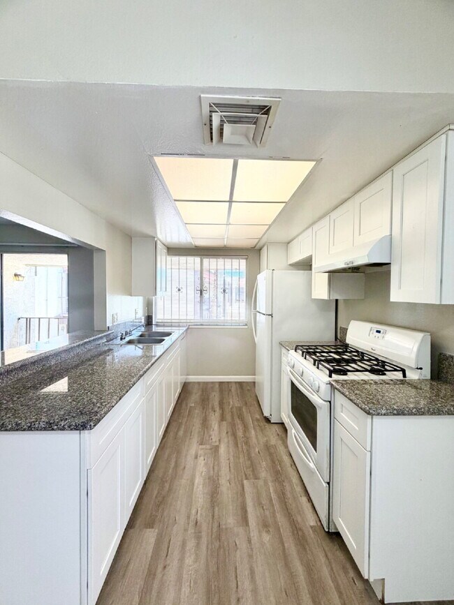 Building Photo - HIVE SUMMER MOVE-IN SPECIAL: 3 BEDROOM CONDO | COMMUNITY POOLS + WALKING TRAILS | CENTRAL LAS VEG...