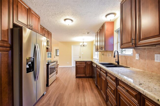 Building Photo - 2910 Colonial Dr