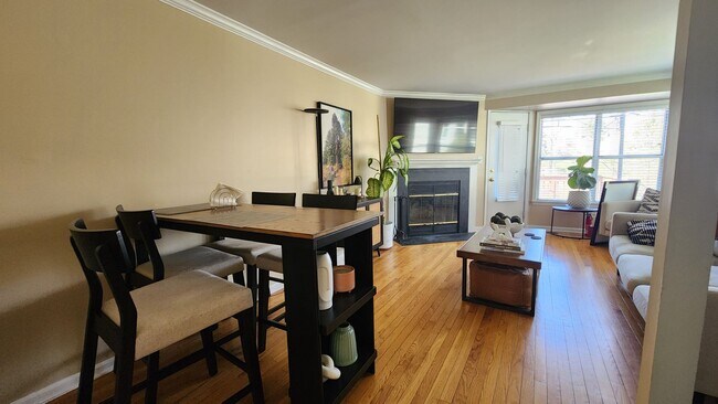 Building Photo - End-unit townhome in highly desired Kingstown