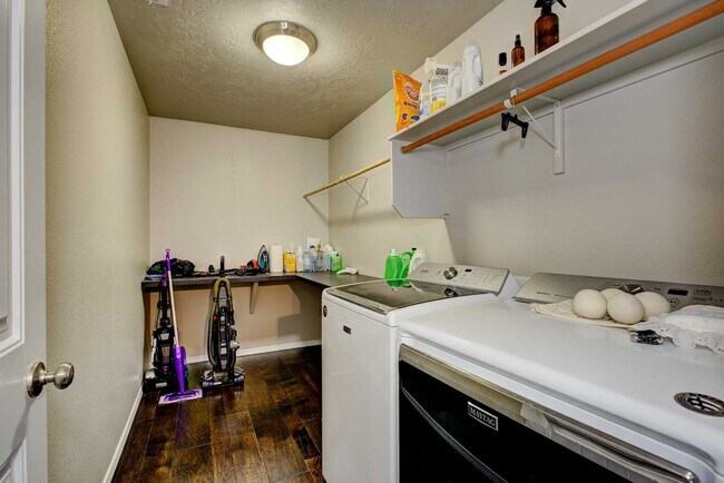 Building Photo - Beautiful 6 bed 2.5 bath home located in t...