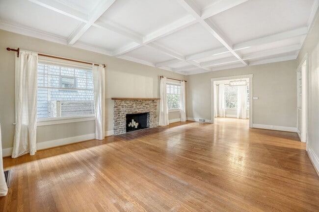 Building Photo - Montlake/Madison Park Area | Remodeled 3 Bed + Bonus Spaces | Arboretum Access