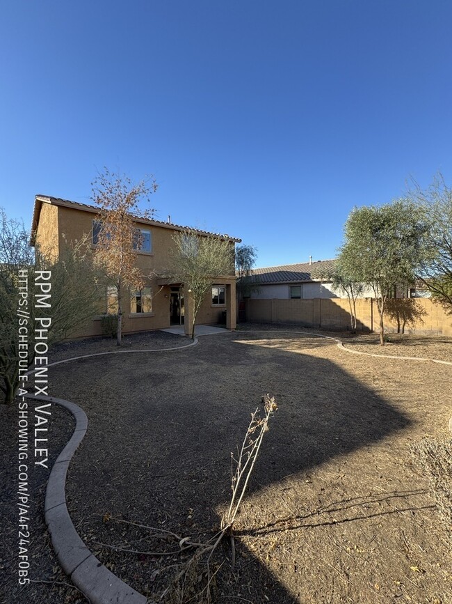 Building Photo - Cozy 4 bed / 2.5 bath with new carpet in p...