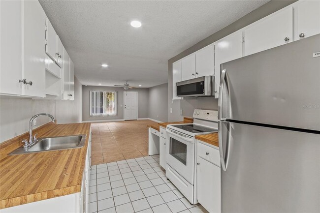 Building Photo - 459 W Rosewood Ln