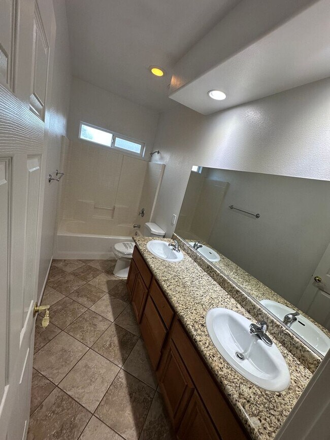 Building Photo - Welcome Home to this beautiful 3 Bed 2 Bath Home