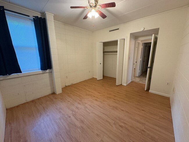 Building Photo - Brightwood - 900-B4