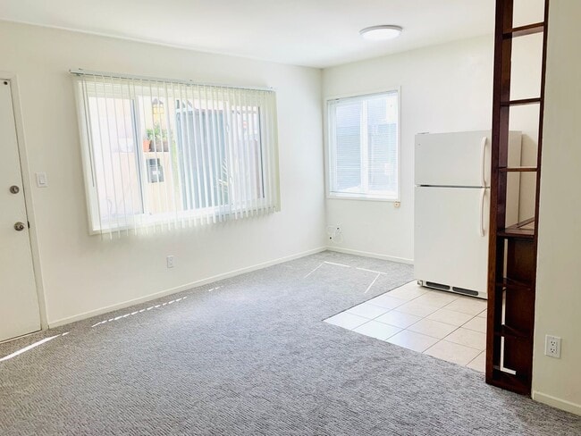 Building Photo - BAYSIDE STUDIO IN MISSION BEACH - ONLY $ 1,595/mo!
