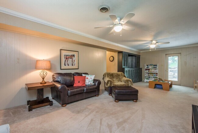 Building Photo - 4BR/ 3BA in West Hills + TWO 2-car garages, screened patio, fenced backyard