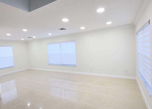 Building Photo - 6125 NW 40th St