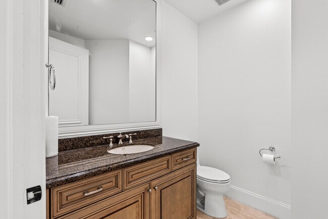 Building Photo - 17550 Circle Pond Ct
