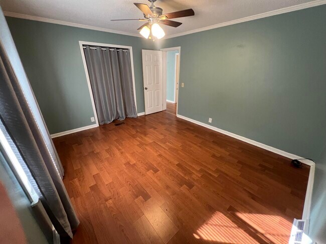 Building Photo - 2262 Foster Dr