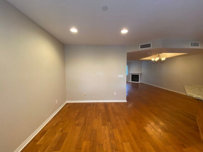 Building Photo - Great Tri-Level Townhome in Coastal Carlsbad Location!